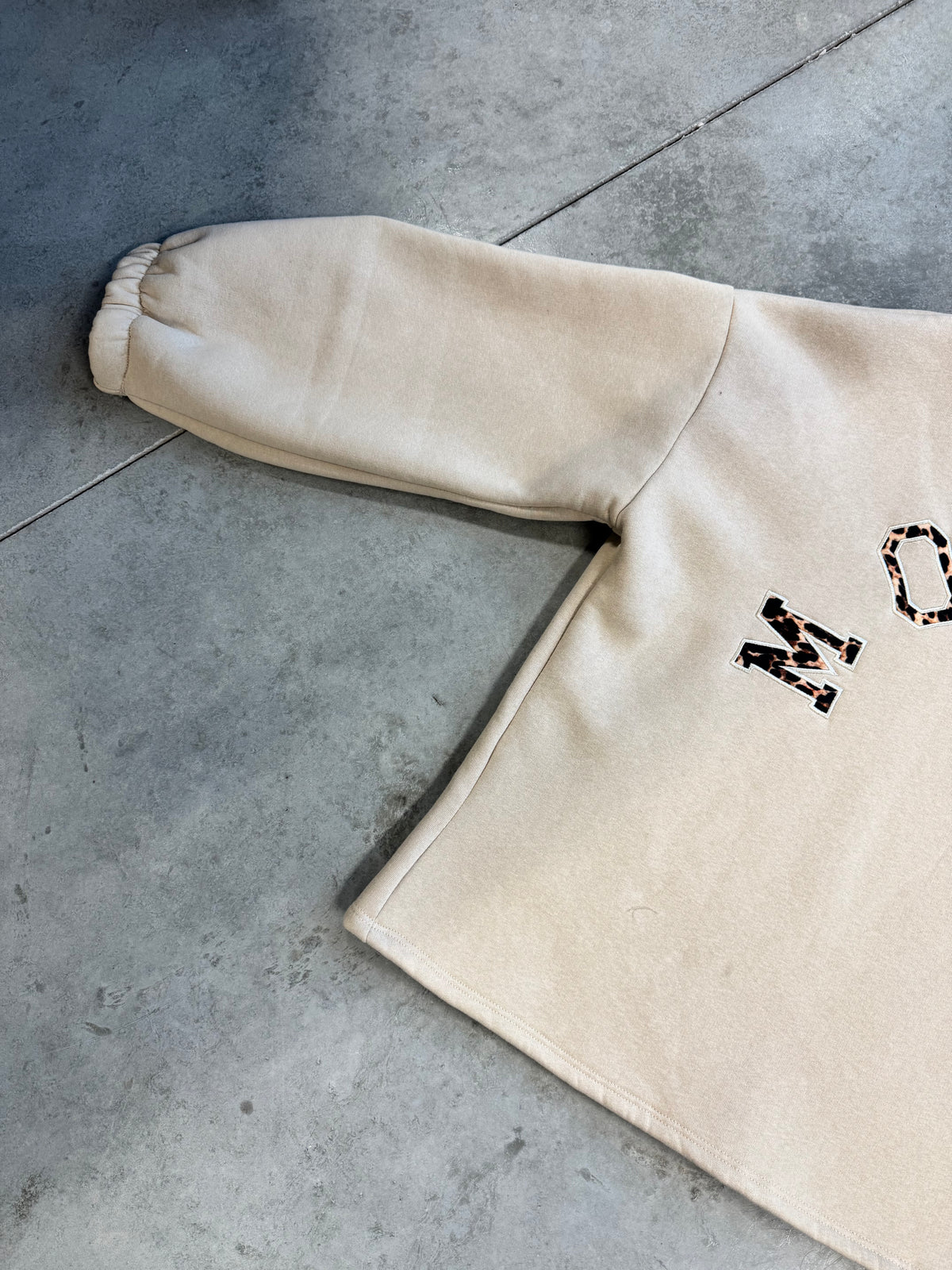 Sweater mit Rückenprint Mommy beige