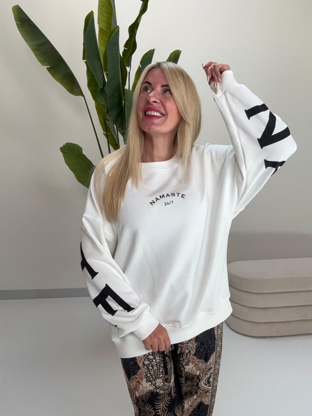 Sweater mit Rückenprint NAMASTE weiß