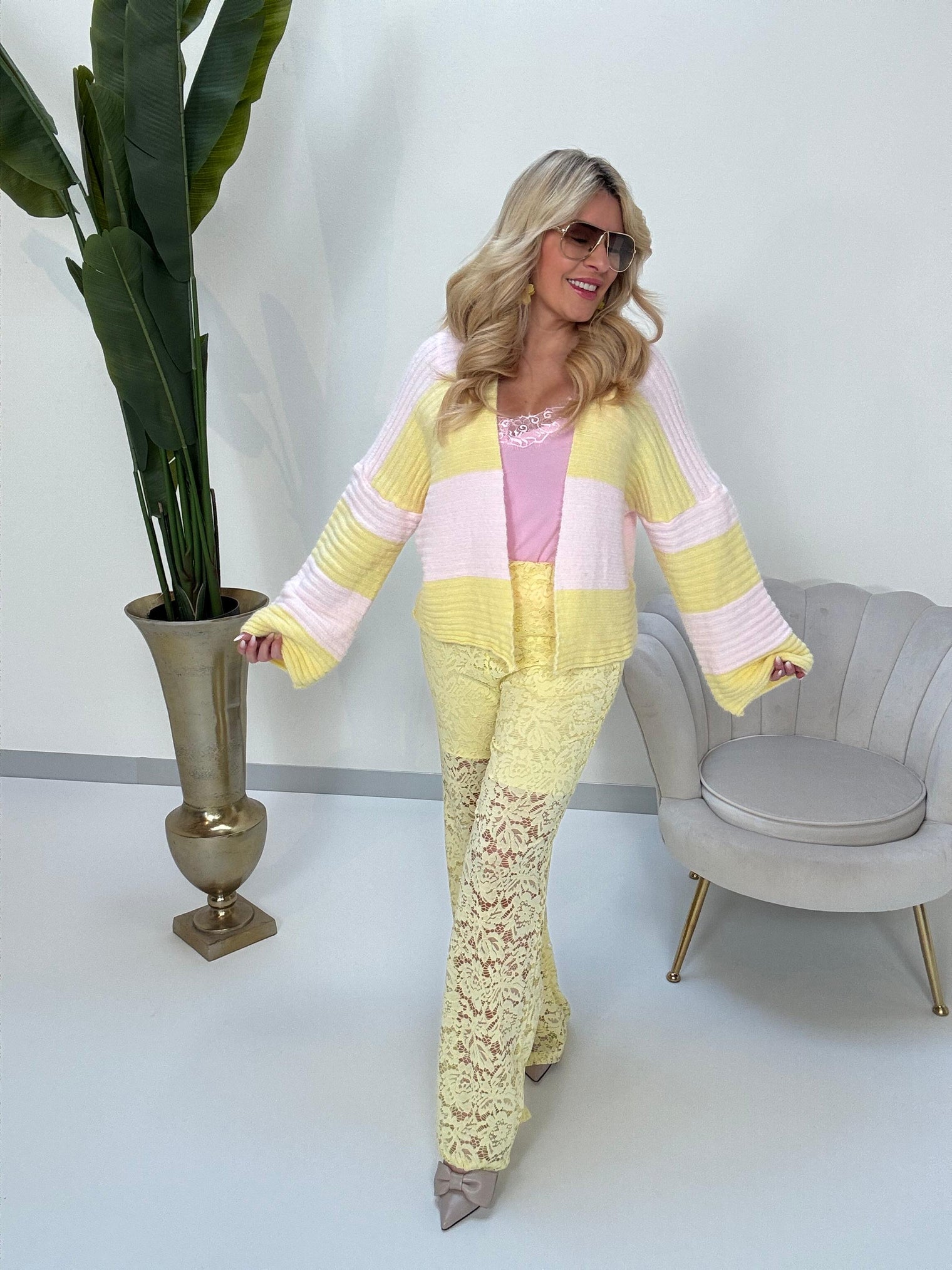 Unterlegte Spitzenhose mit ausgestelltem Bein buttermilk lemon