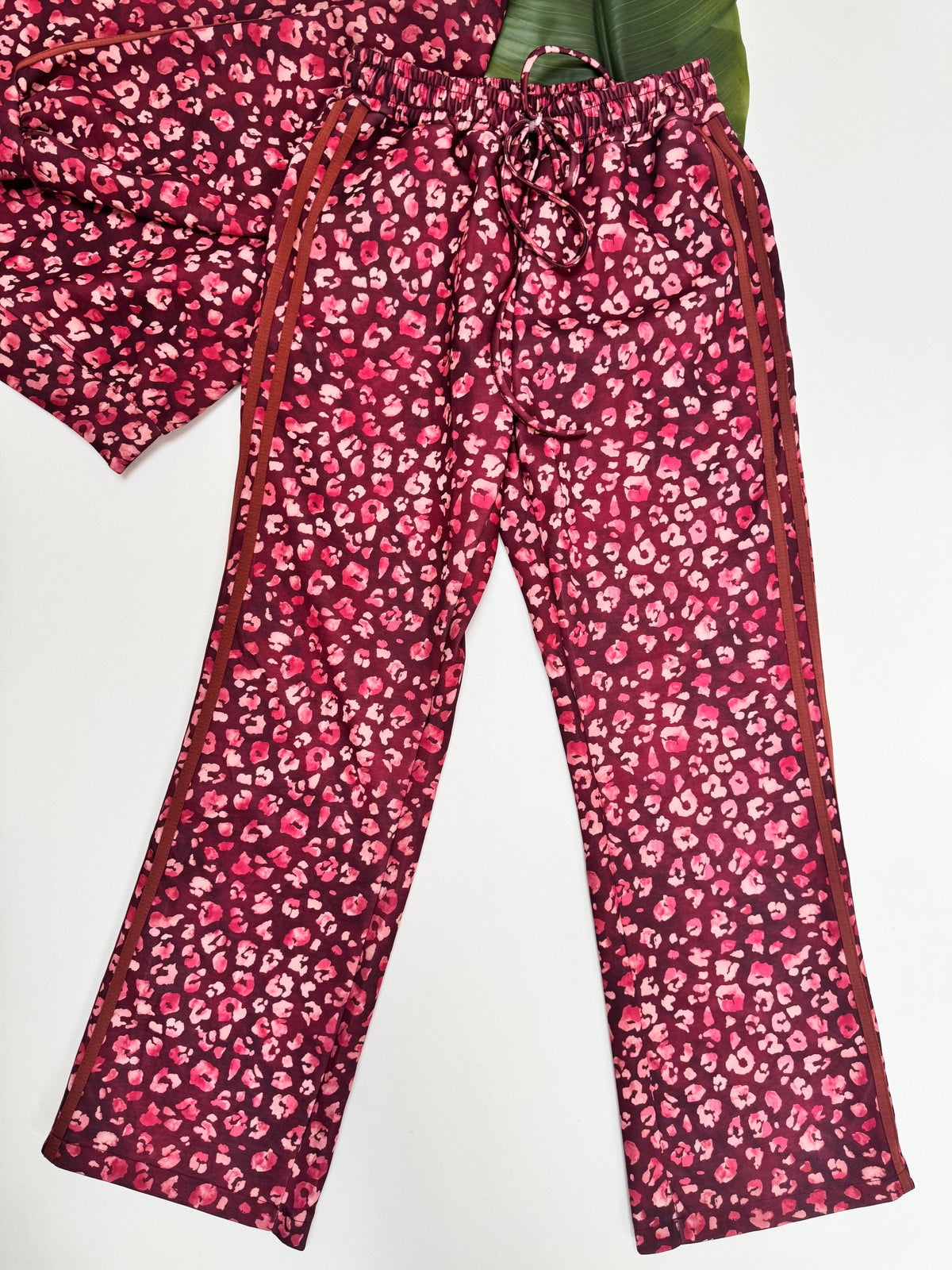 Butterstoff Hose LEO LOUNGE burgundy/rosa