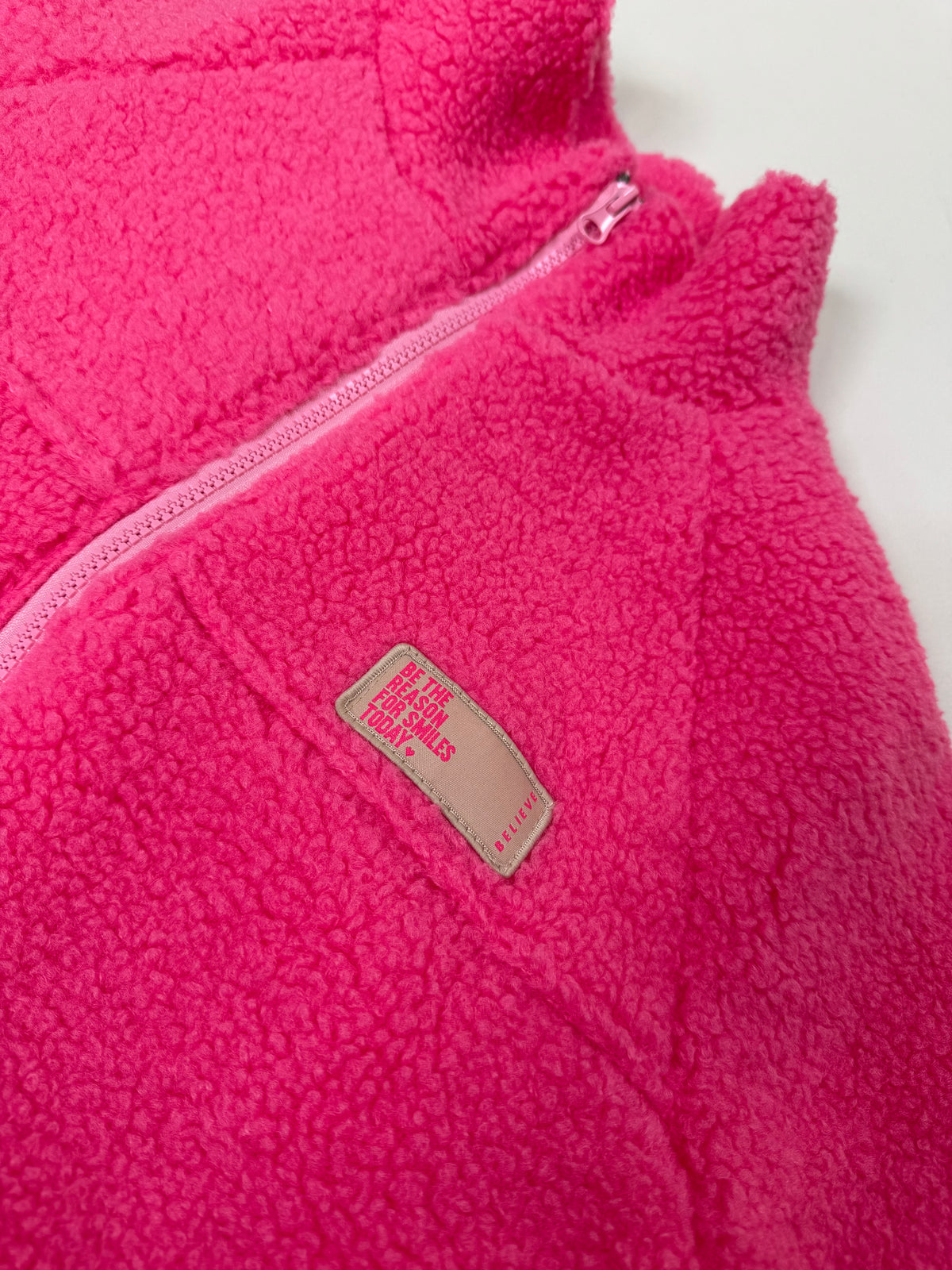 Kuschel Jacke mit Reißverschluss & Patch BE THE REASON FOR SMILES TODAY pink