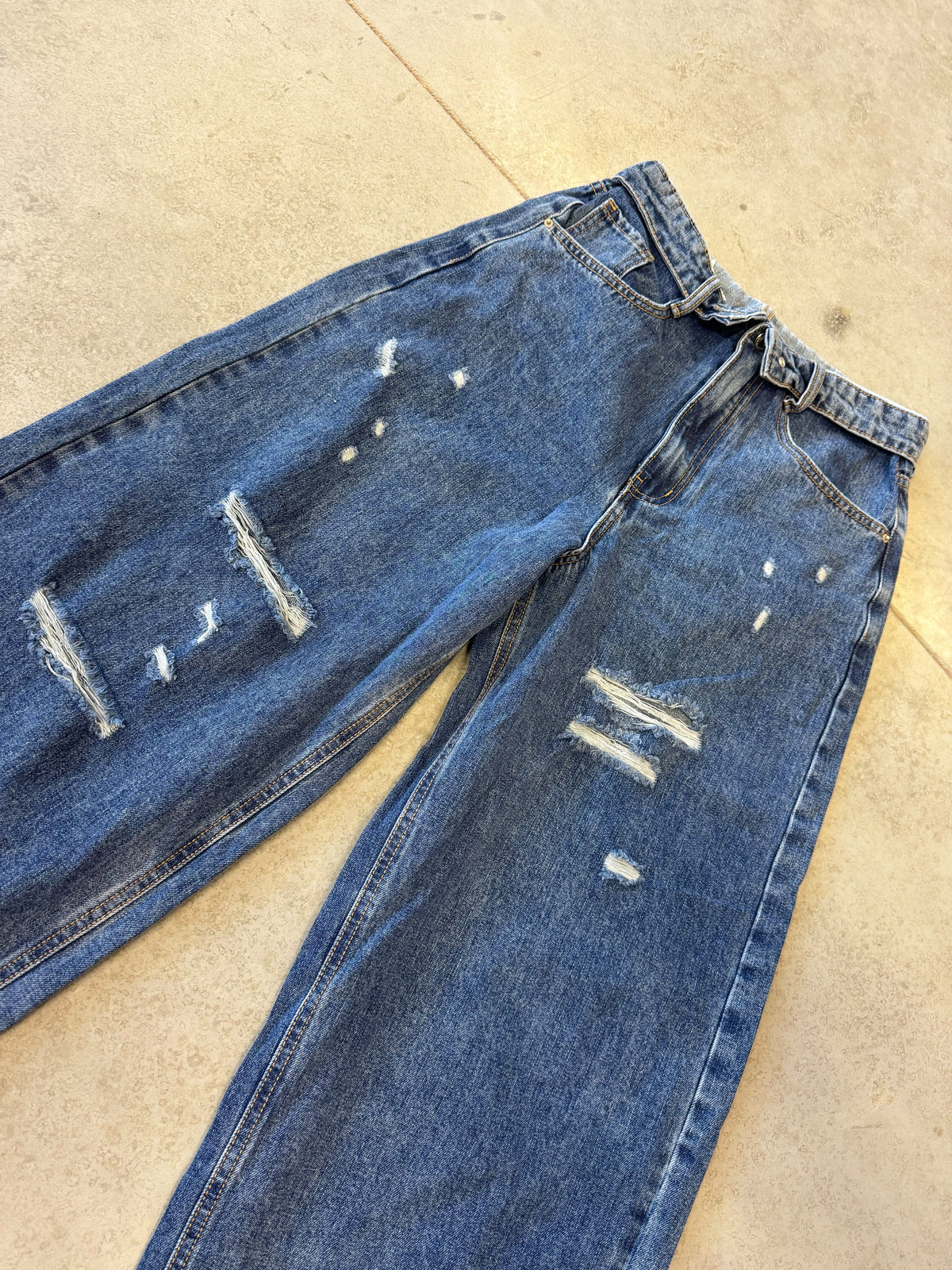 Destroyed Ballon/Barrel Jeans mit umgeklapptem Fashion Bund