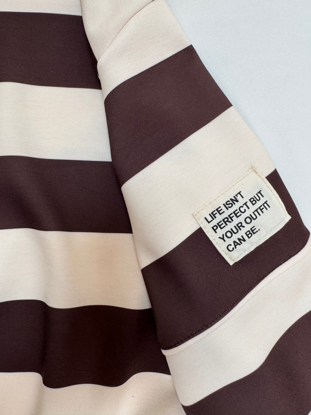 Butterstoff Sweater mit Patch am Ärmel BIG STRIPES creme/coffee