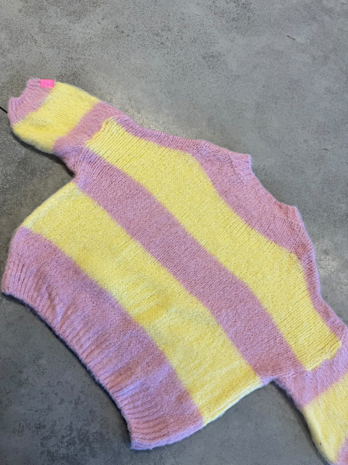 Strickpullover mit Patch rosa/gelb