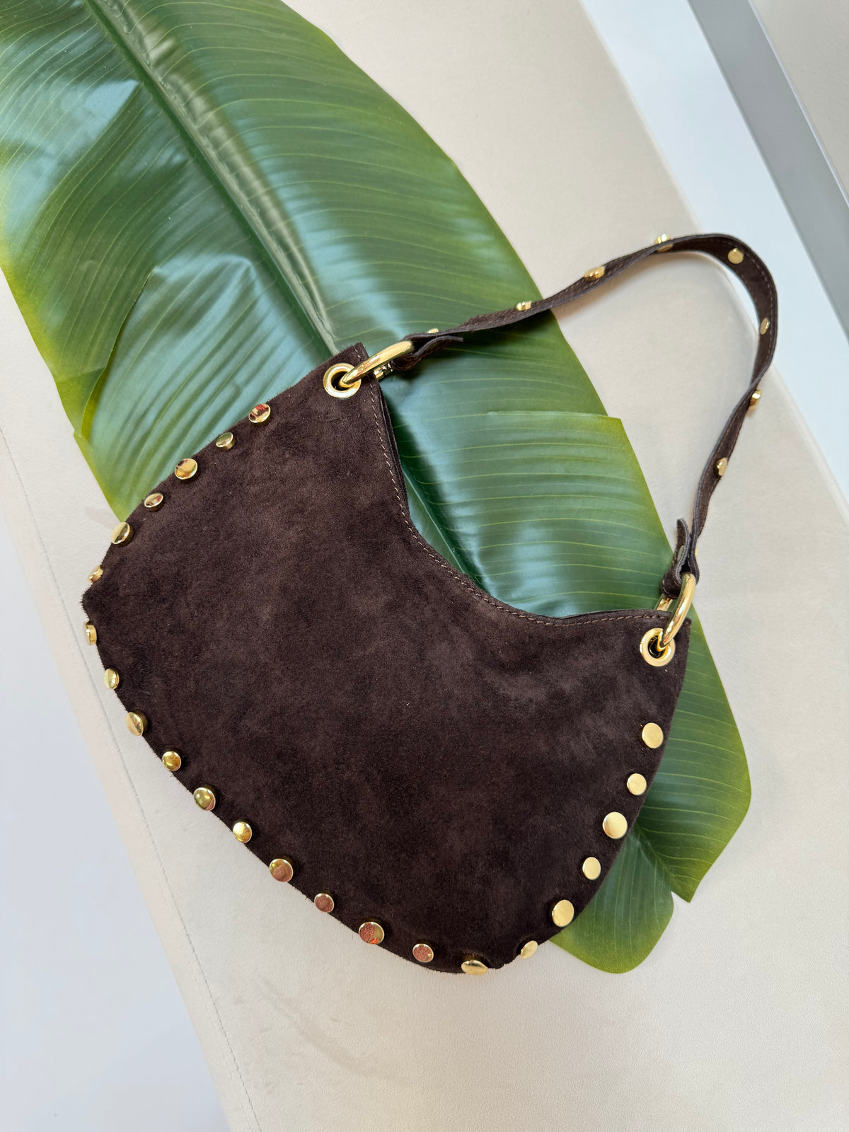 Hänkeltasche dark coffee mit goldenen Nieten I mit Umhängegurt