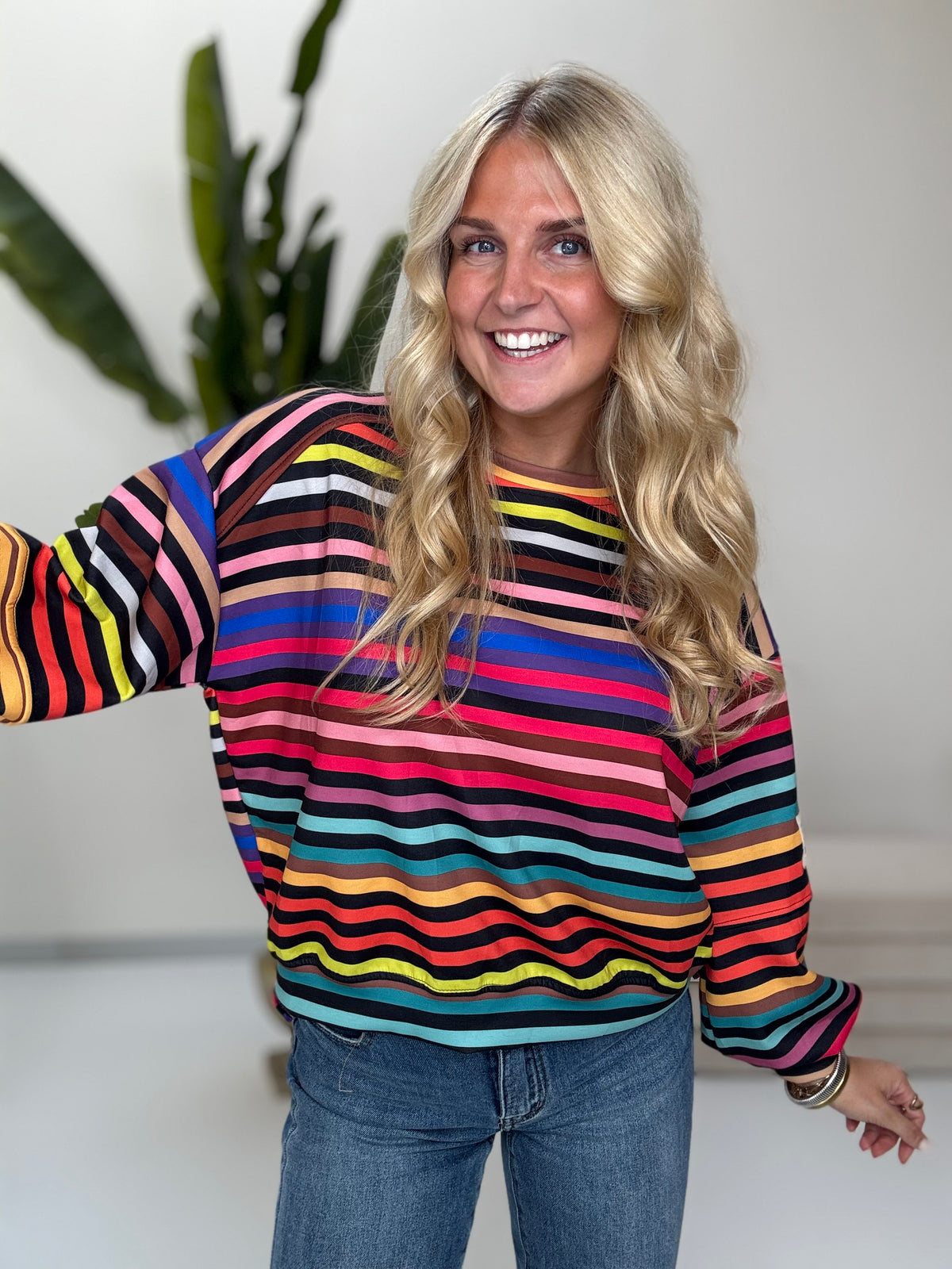 Butterstoff Sweater mit Patch am Ärmel SMALL STRIPES schwarz/rainbow