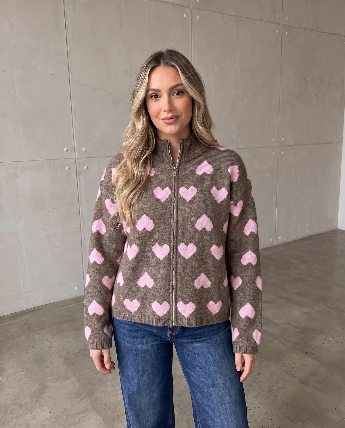 Zipper Strickjacke mit Herzchen taupe/rosa