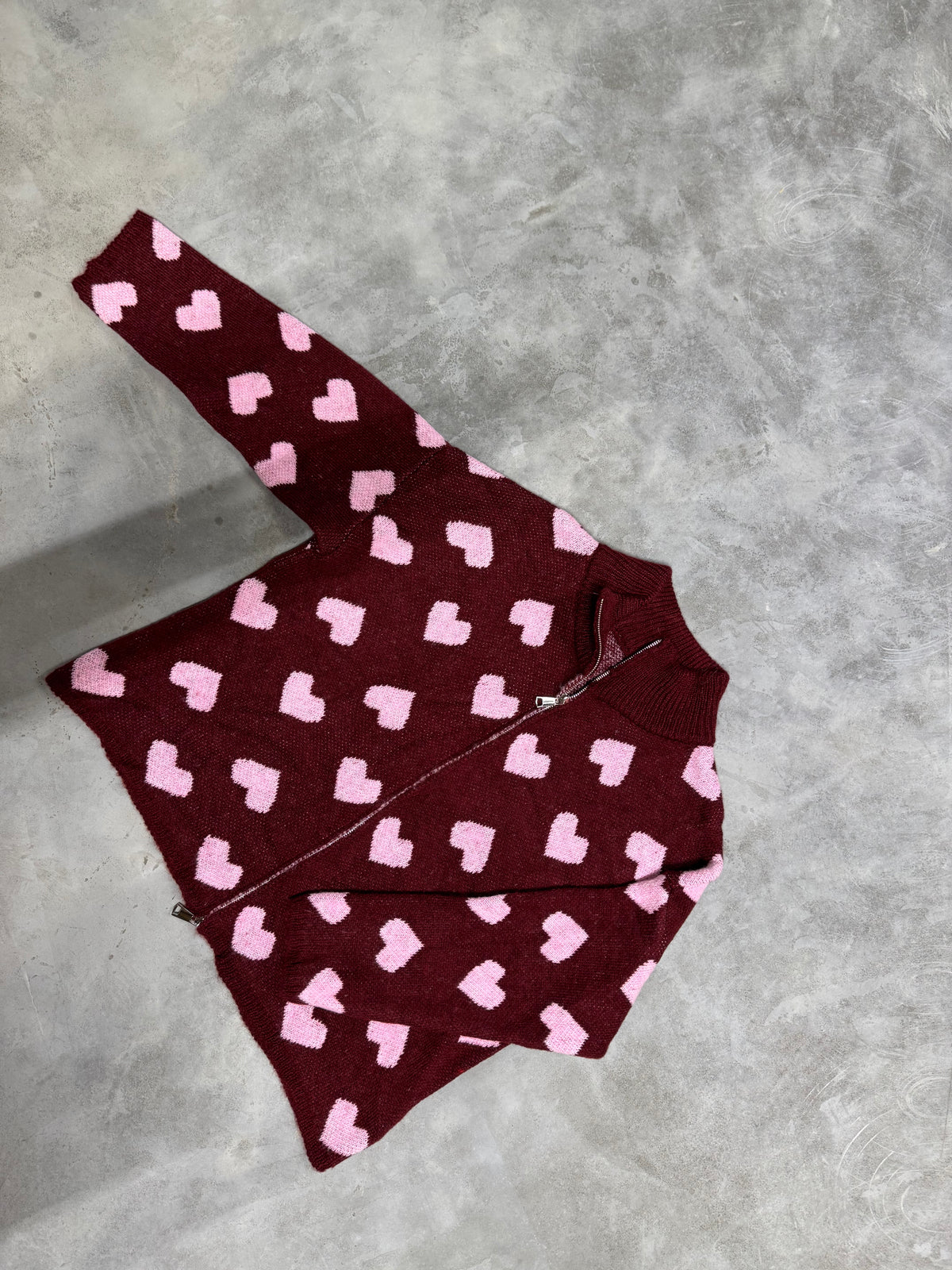Zipper Strickjacke mit Herzchen burgundy/rosa