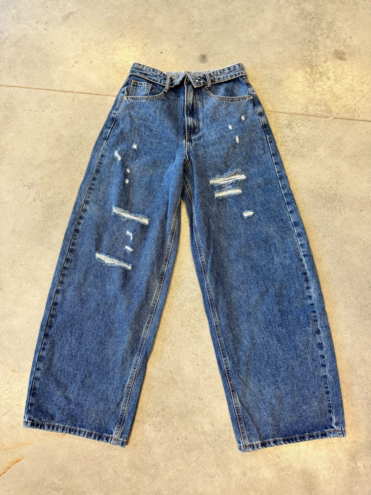Destroyed Ballon/Barrel Jeans mit umgeklapptem Fashion Bund