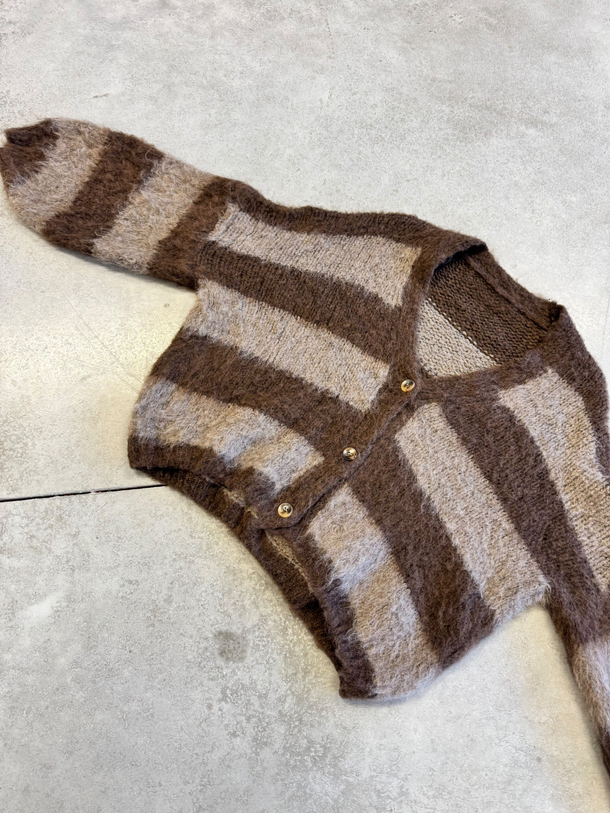 Flauschige Strickjacke mit Knopfleiste chocolate/taupe