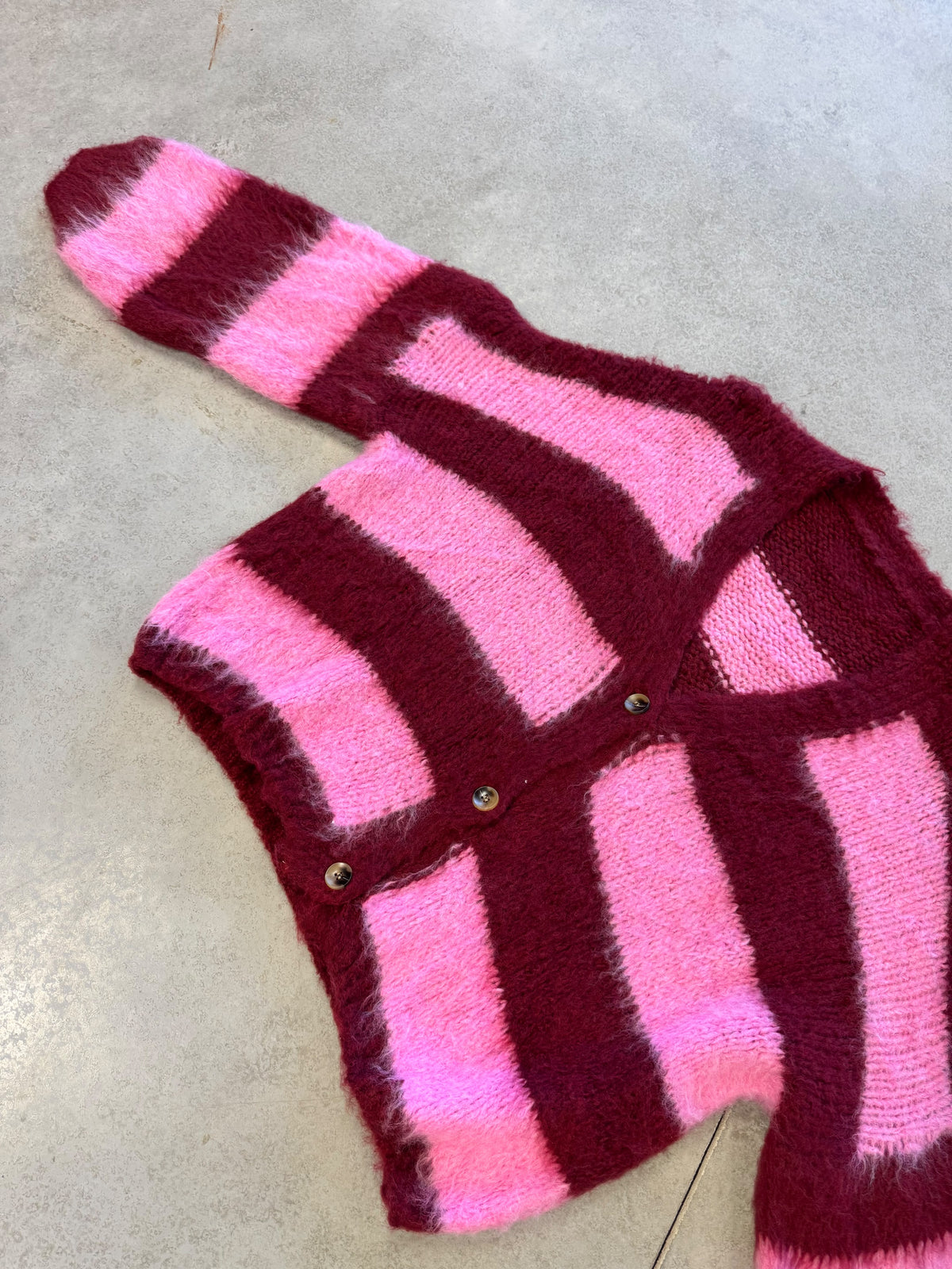 Flauschige Strickjacke mit Knopfleiste burgundy/rosa