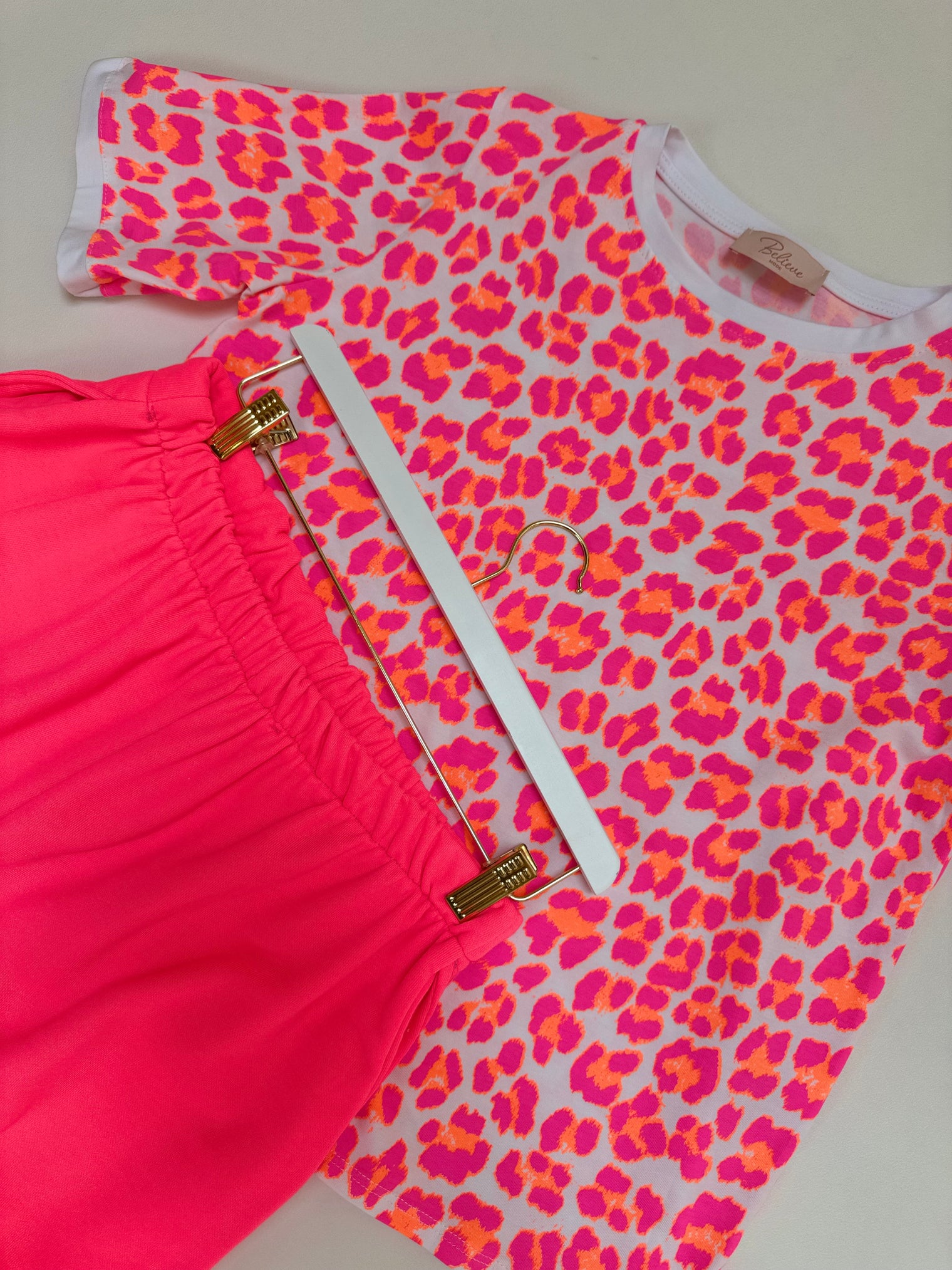 Basic Shirt weiß LEO POWER hot pink/orange