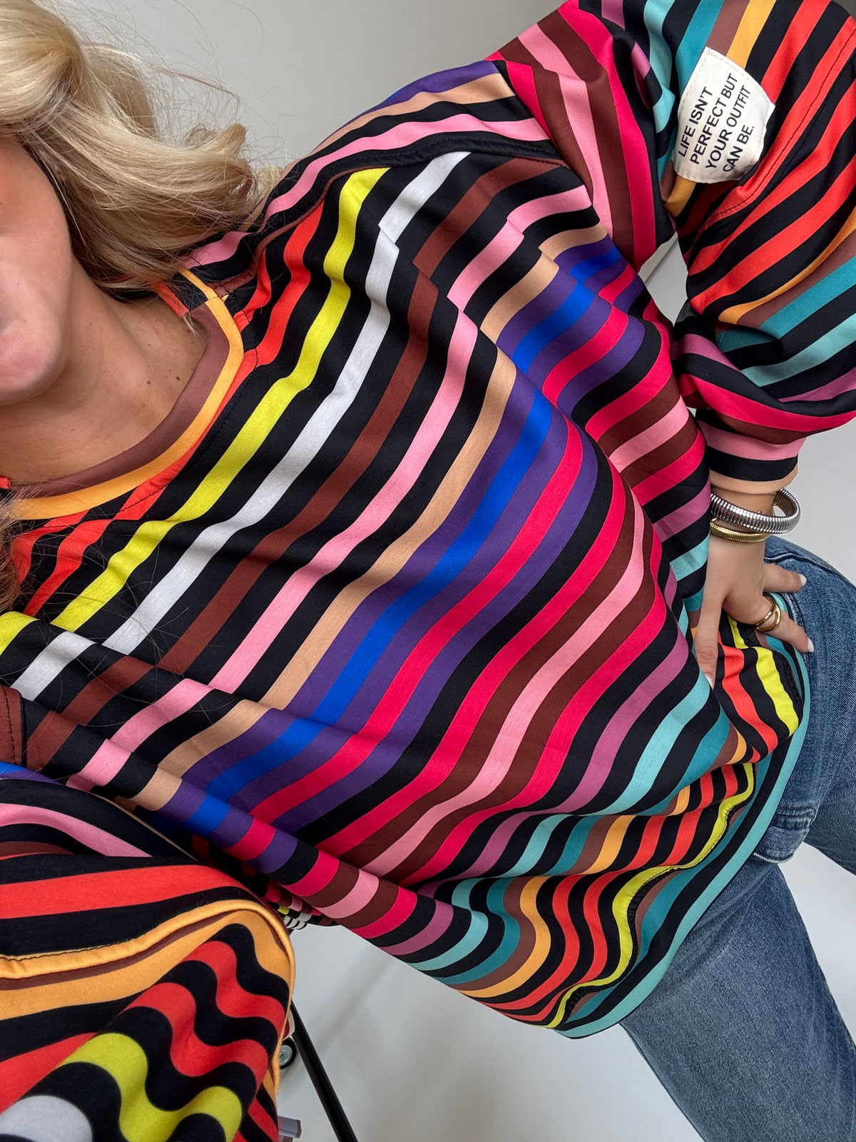 Butterstoff Sweater mit Patch am Ärmel SMALL STRIPES schwarz/rainbow