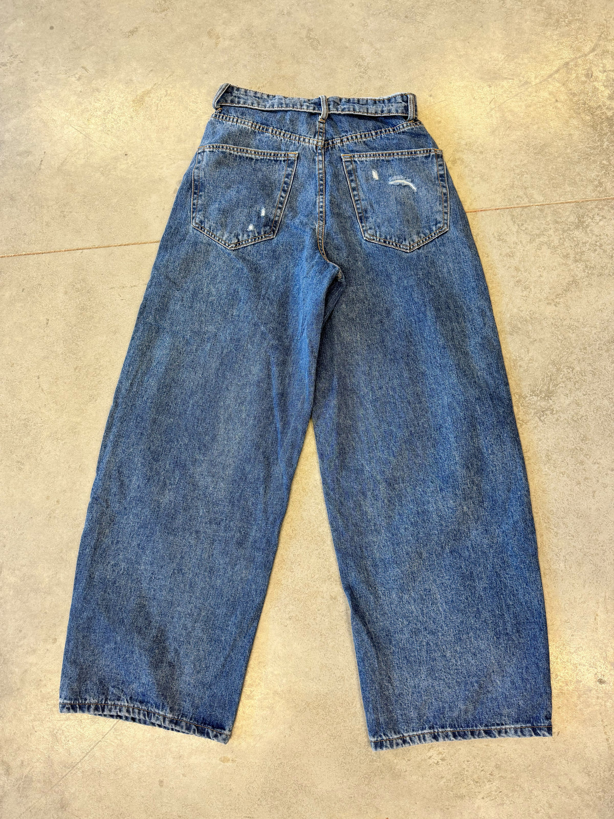 Destroyed Ballon/Barrel Jeans mit umgeklapptem Fashion Bund