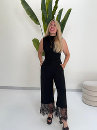 Luxury Culotte Hose mit Bundfalten & Spitze schwarz