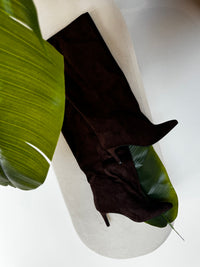 Velours Stiefelette mit weitem Schafft dark chocolate