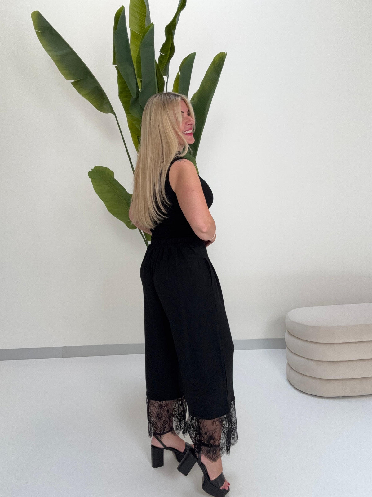 Luxury Culotte Hose mit Bundfalten & Spitze schwarz