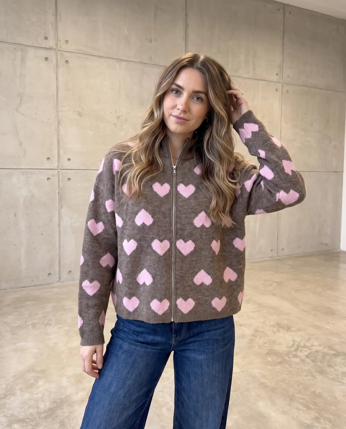 Zipper Strickjacke mit Herzchen taupe/rosa