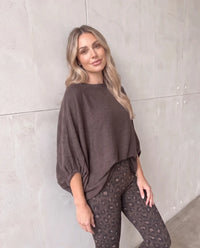 Feinstrickpullover im Fledermausschnitt mit weiten Ärmeln braun