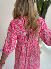 Signature Musselin Kleid weiß Hot rosa