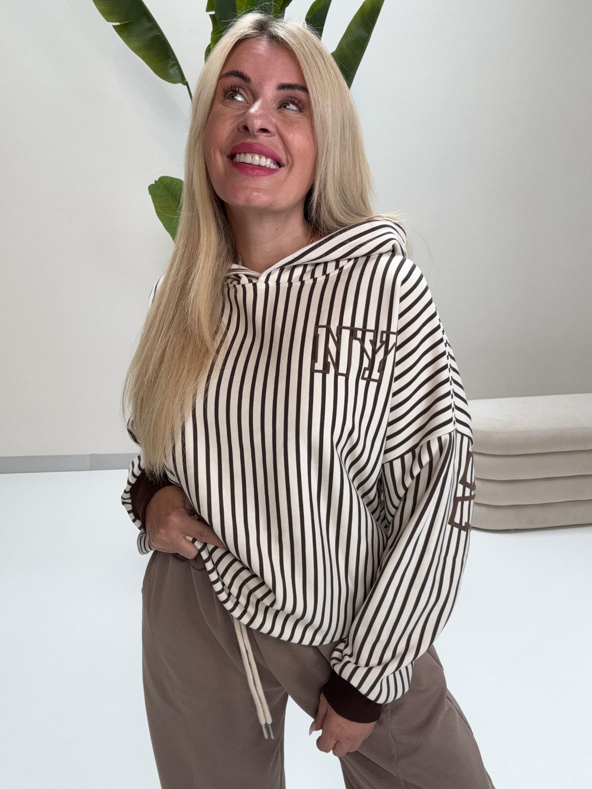 Hochwertiger Hoodie creme/coffee gestreift NEW YORK