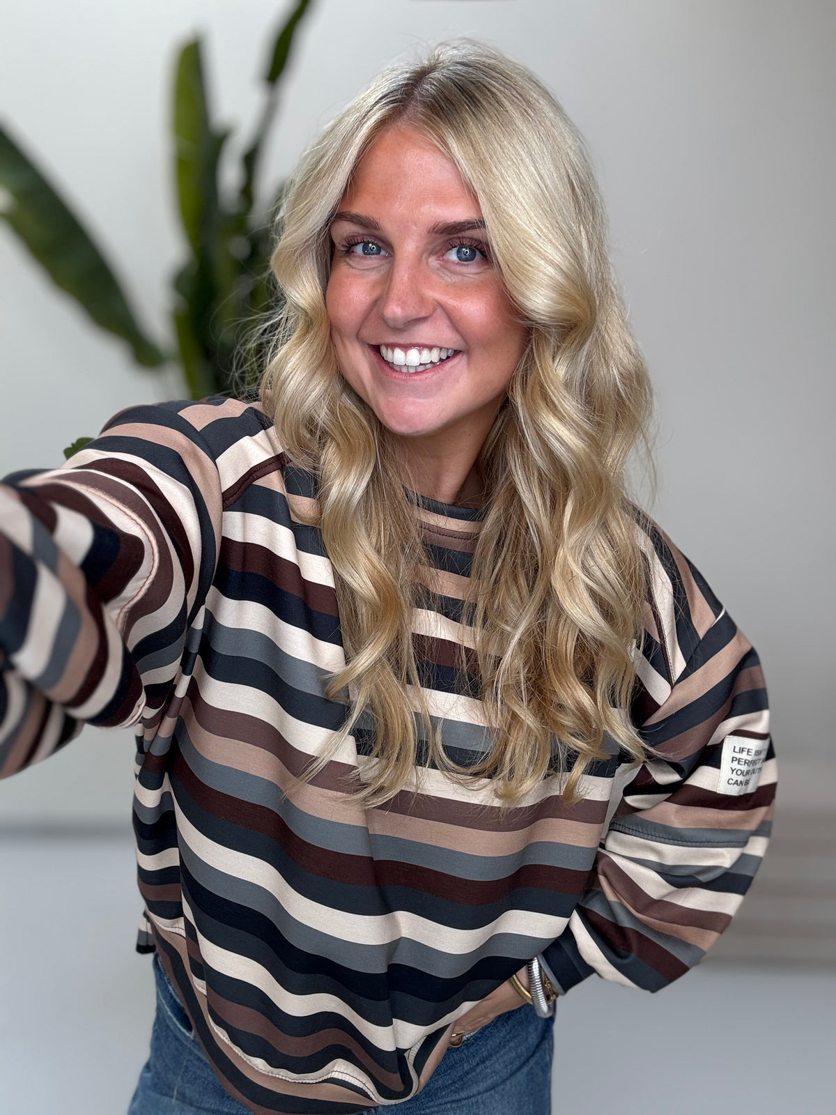 Butterstoff Sweater mit Patch am Ärmel SMALL STRIPES schwarz/braun/beige/creme/grau