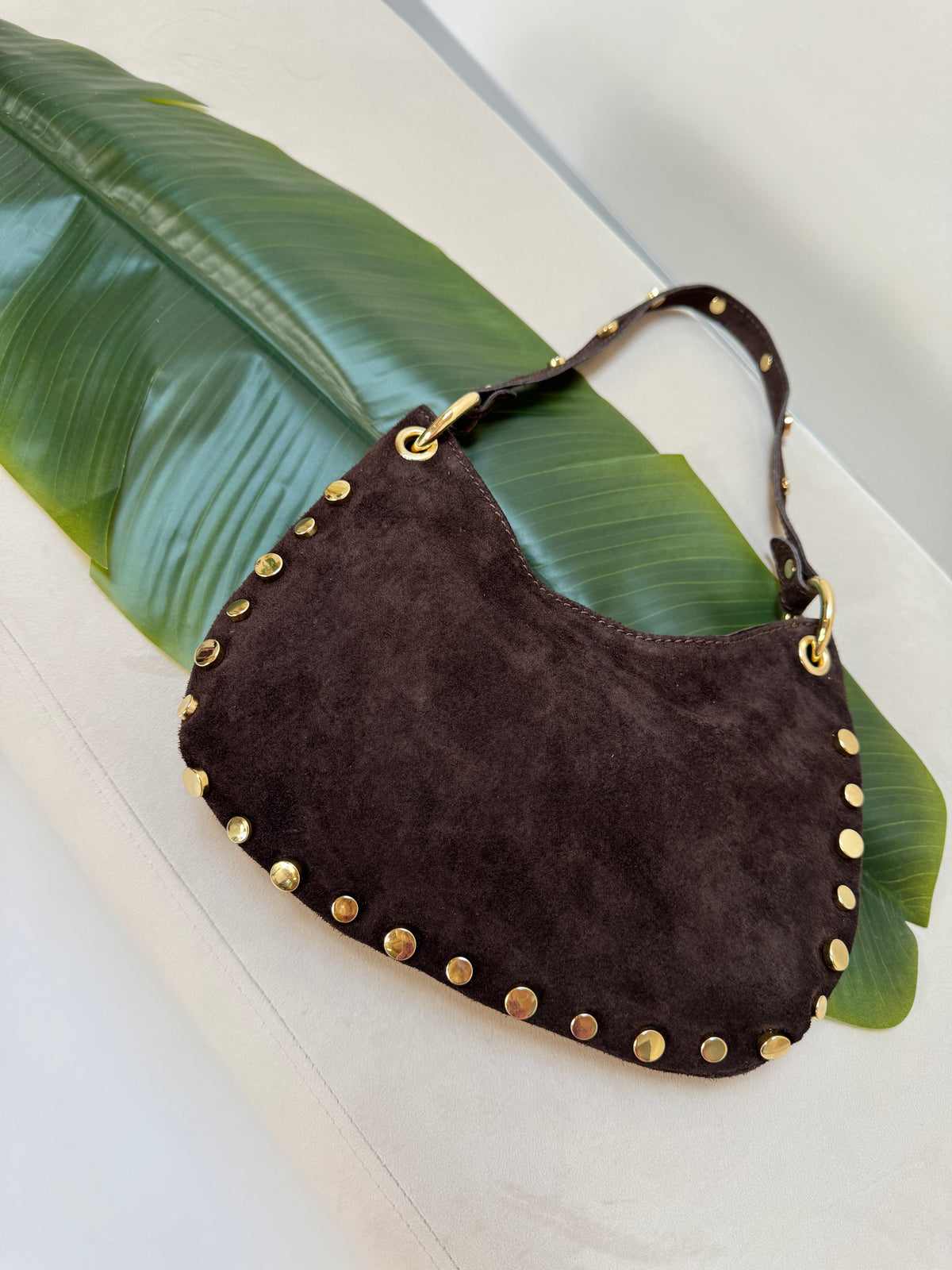 Hänkeltasche dark coffee mit goldenen Nieten I mit Umhängegurt
