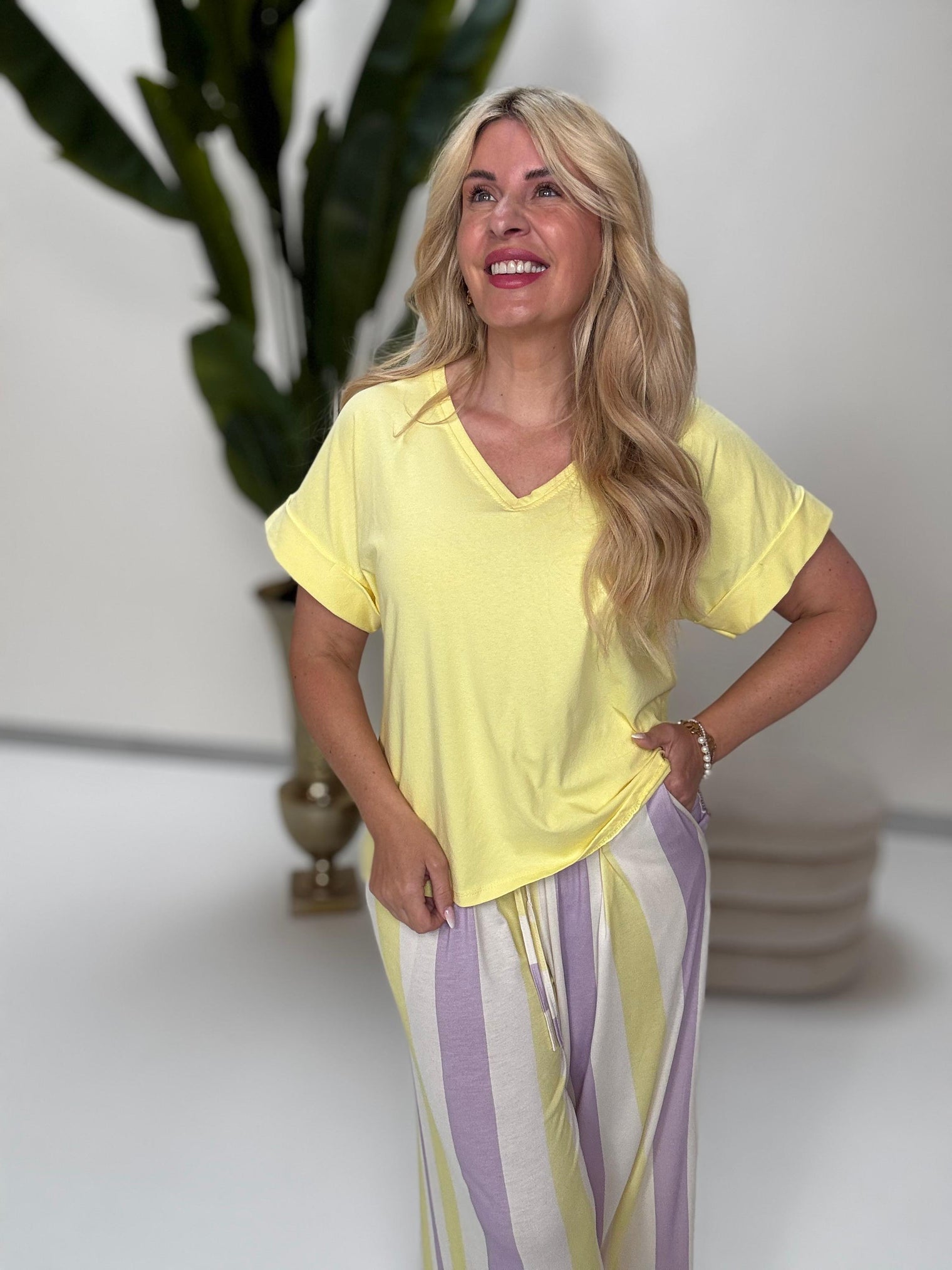 Basic Shirt KEEP IT SIMPLE mit V-Ausschnitt lemon