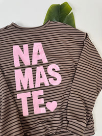 Sweater mit Rückenprint taupe/coffee geringelt NAMASTE