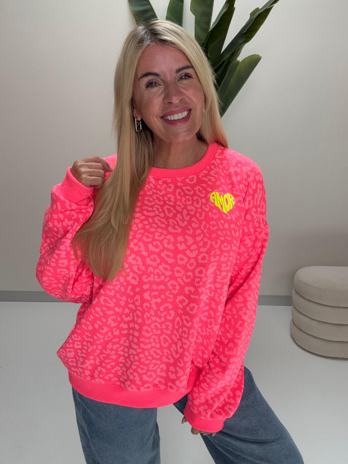 Sweater mit Rückenprint AMOR CLUB hot fuchsia leo