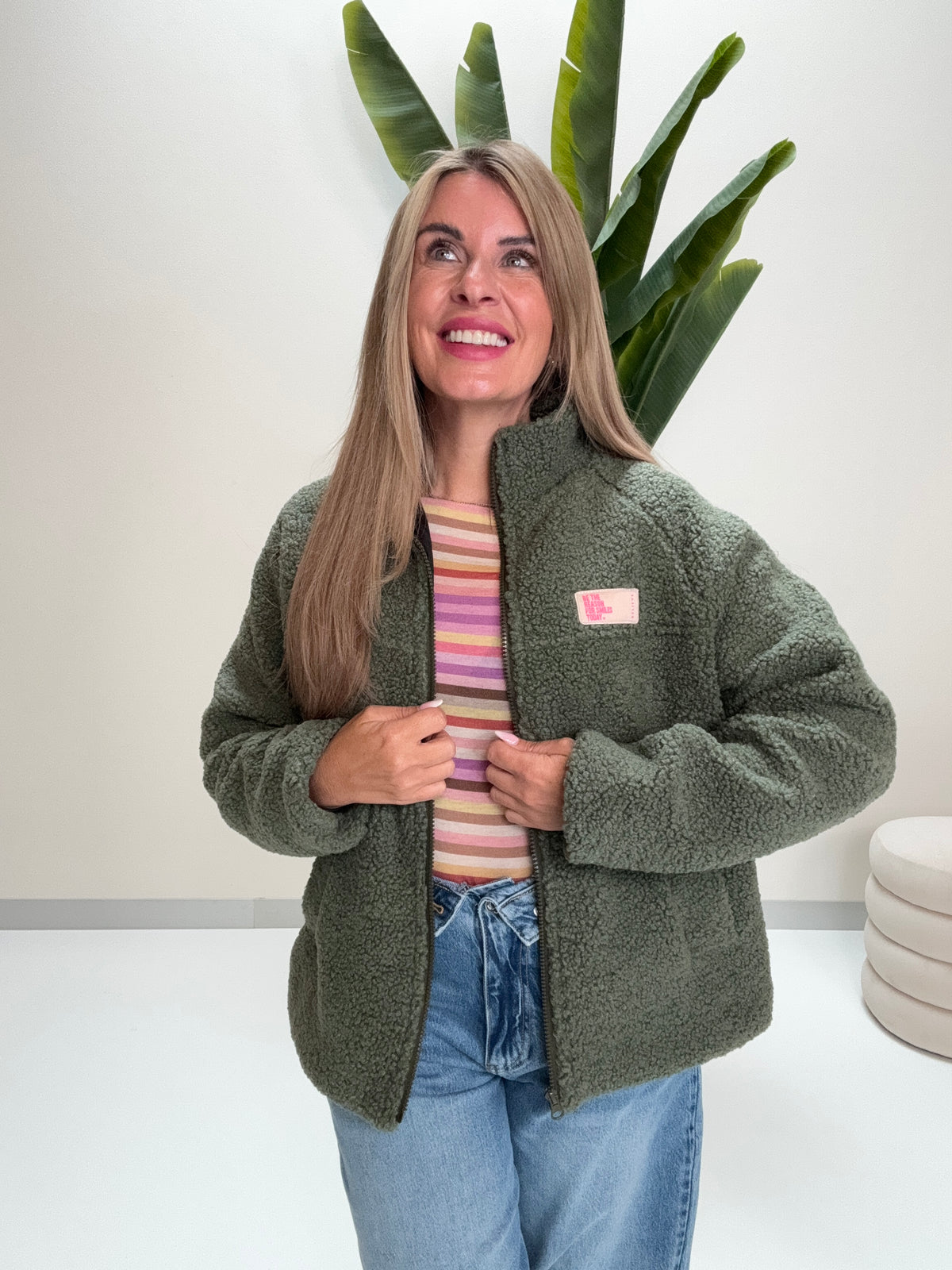 Kuschel Jacke mit Reißverschluss & Patch BE THE REASON FOR SMILES TODAY grün