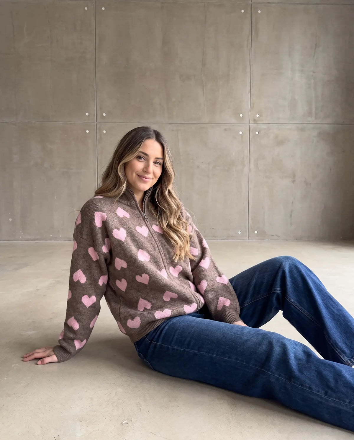 Zipper Strickjacke mit Herzchen taupe/rosa