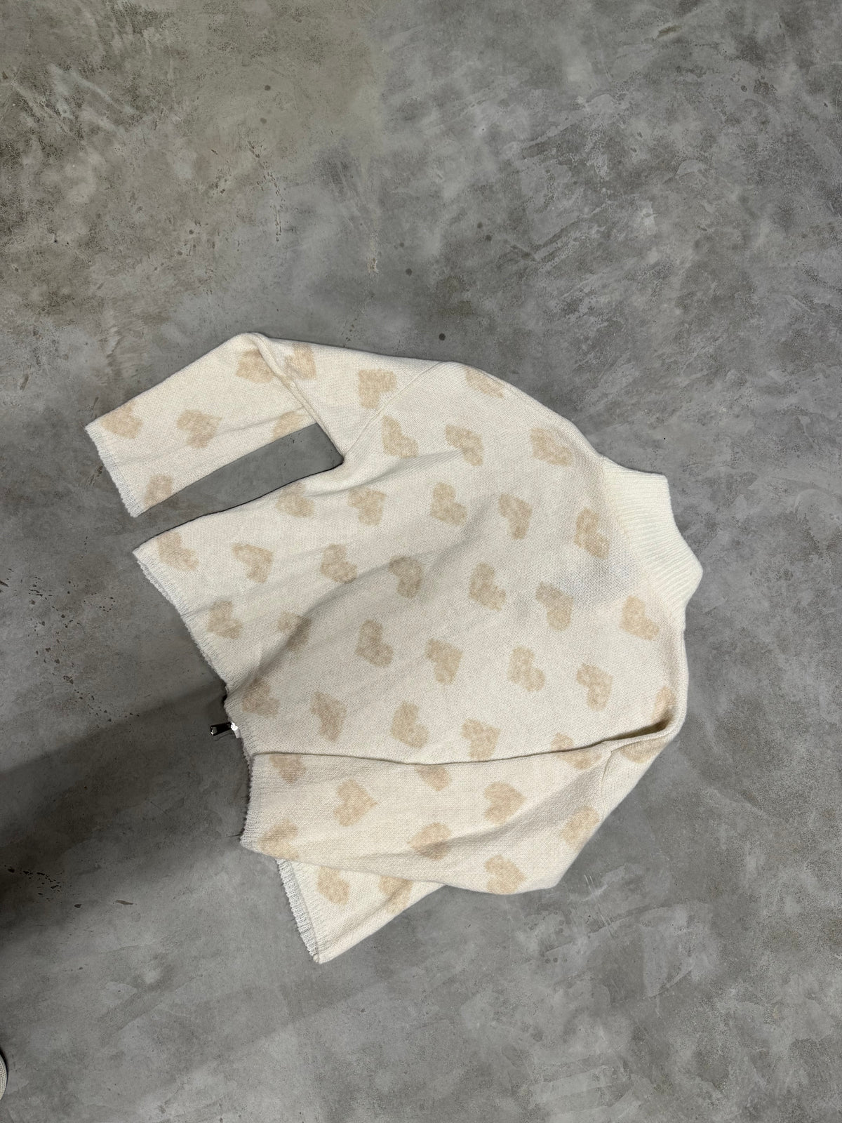 Zipper Strickjacke mit Herzchen weiß/creme
