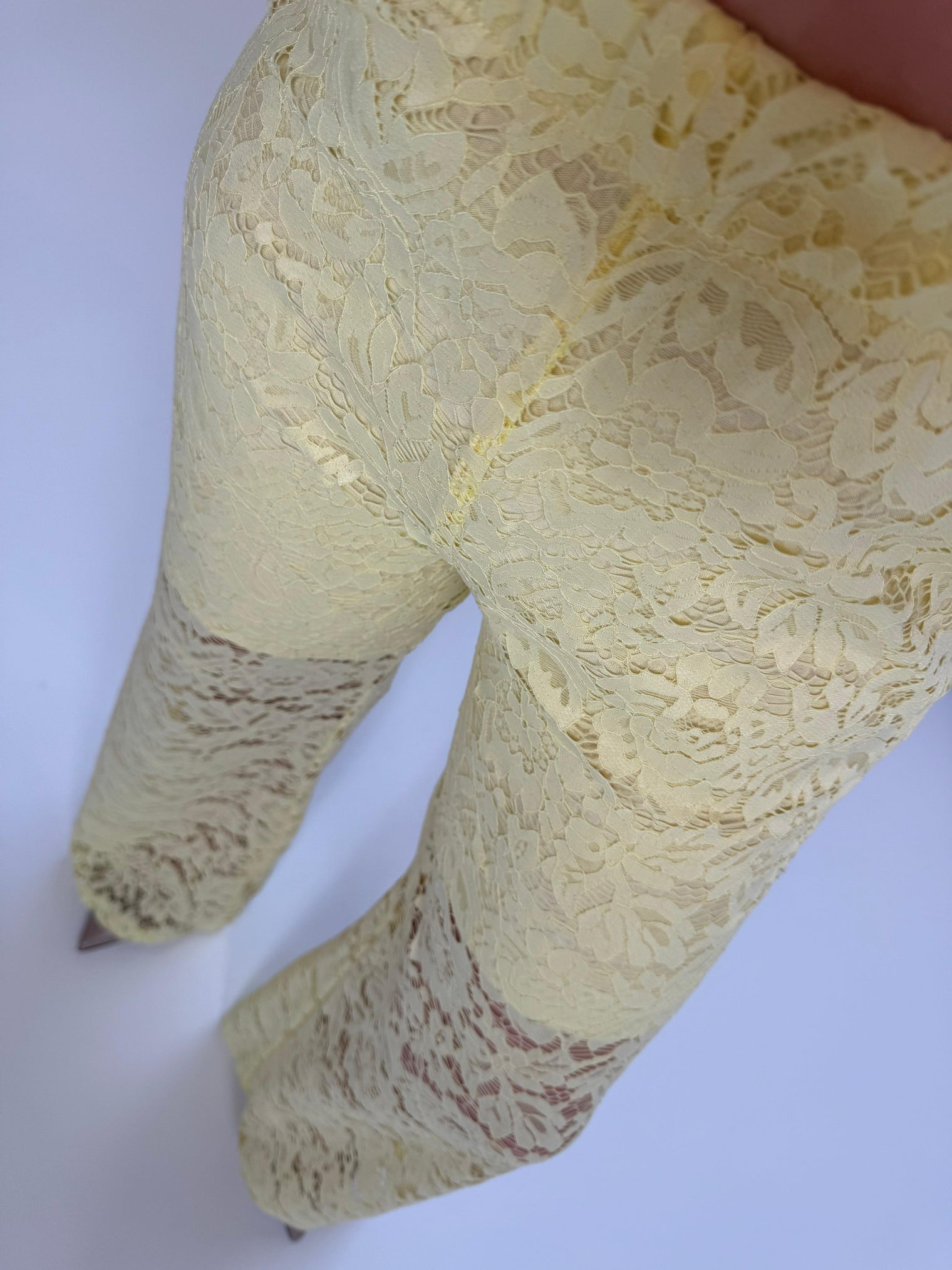 Unterlegte Spitzenhose mit ausgestelltem Bein buttermilk lemon