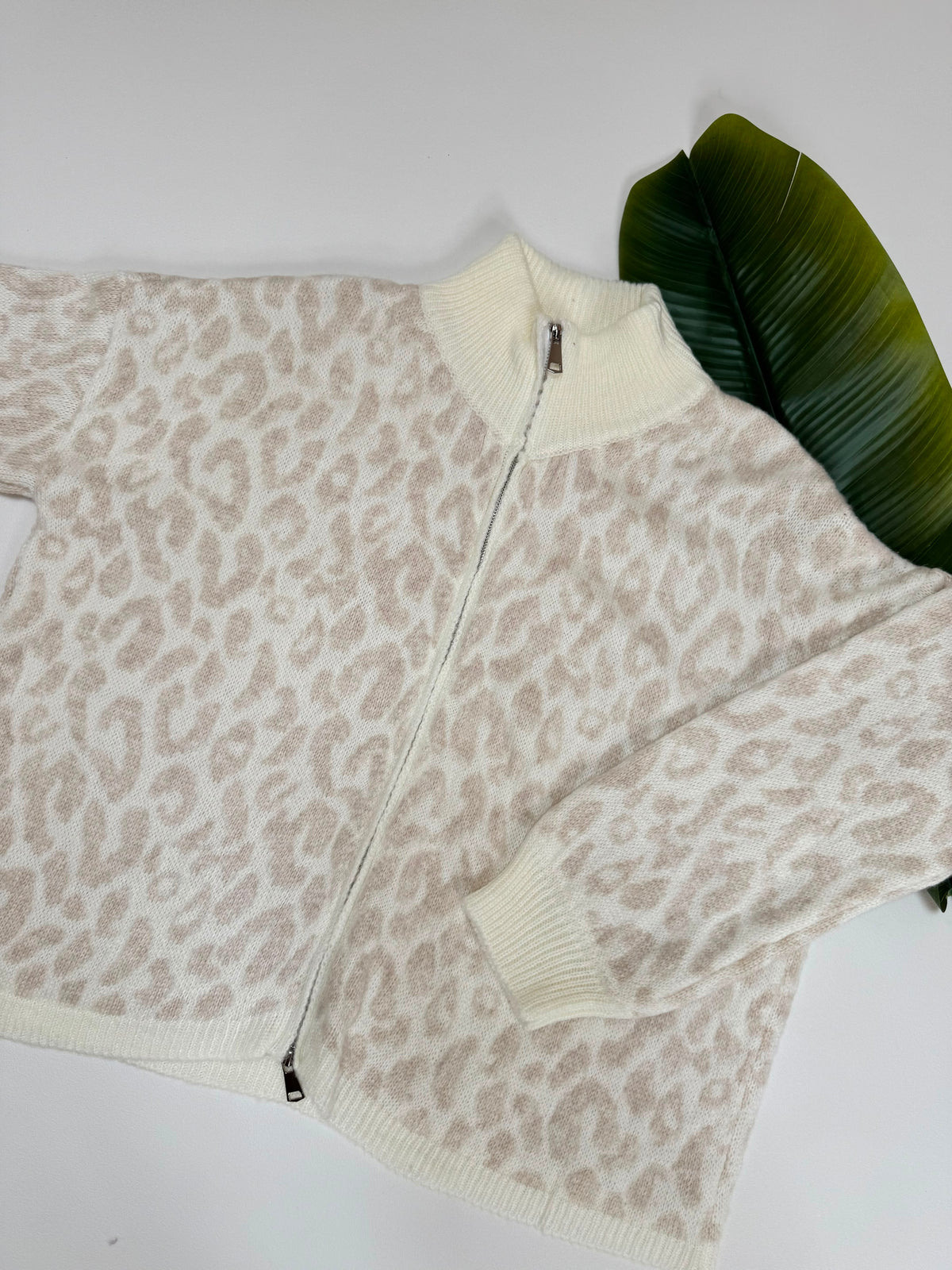 Zipper Strickjacke im angesagten Leo Muster creme/beige