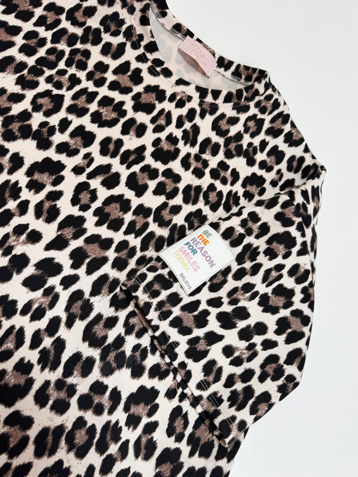 Butterstoff Shirt leo BE THE REASON mit hochwertigem Patch am Ärmel