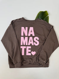 Sweater mit Rückenprint taupe/coffee geringelt NAMASTE