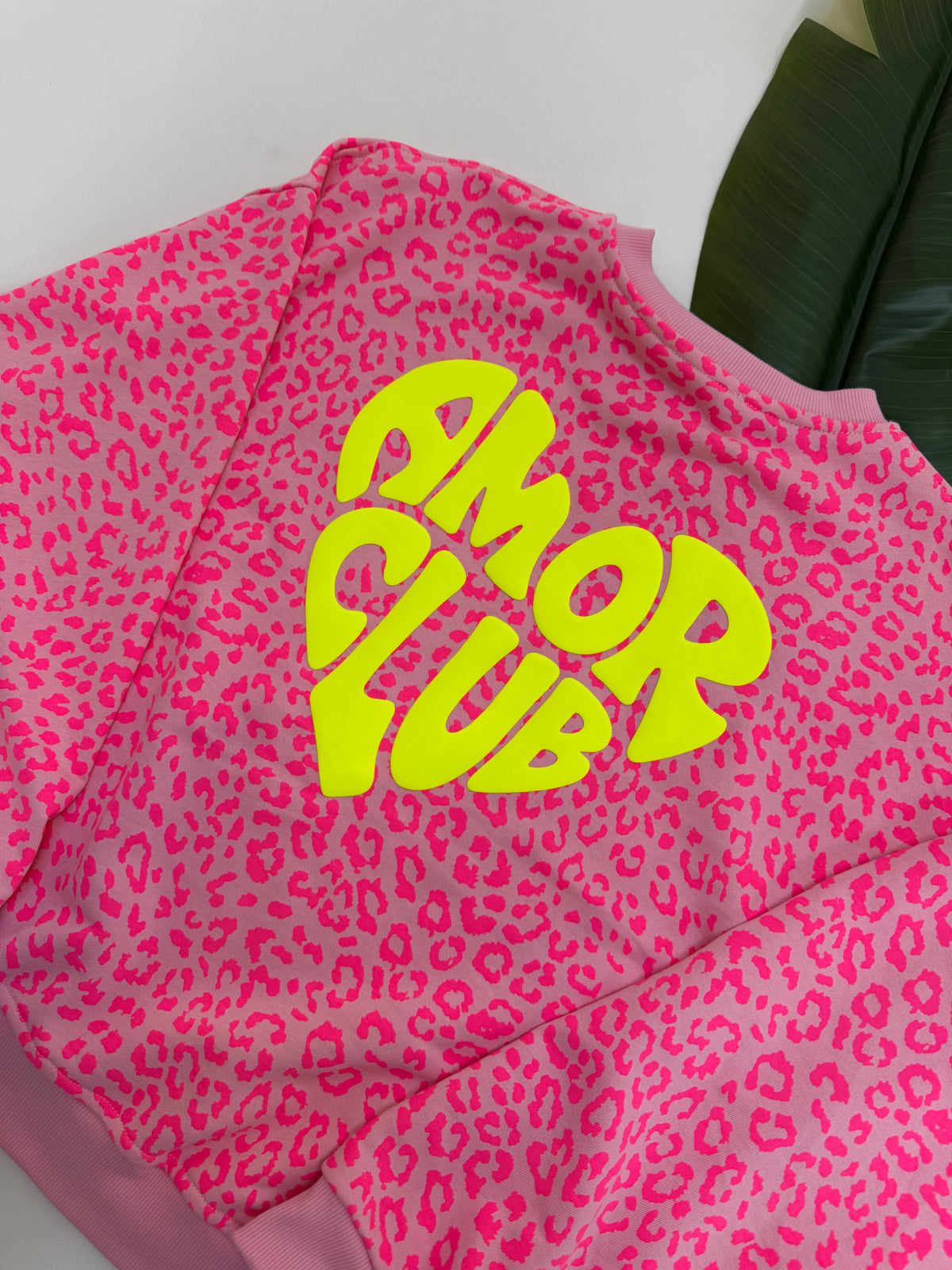 Sweater mit Rückenprint AMOR CLUB pink leo