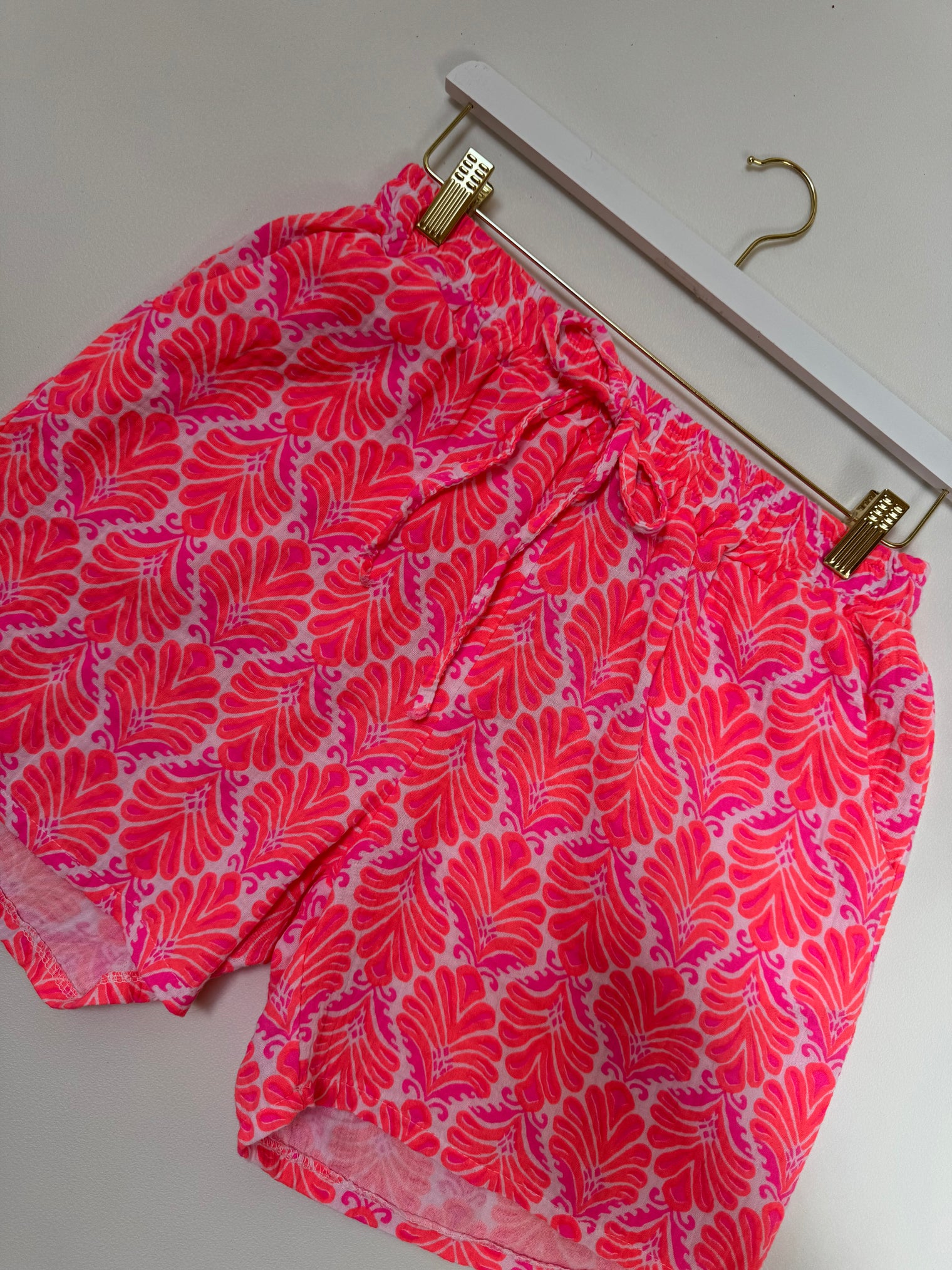 Musselin Shorts weiß SUMMER MEMORIES mit hot pink/orange