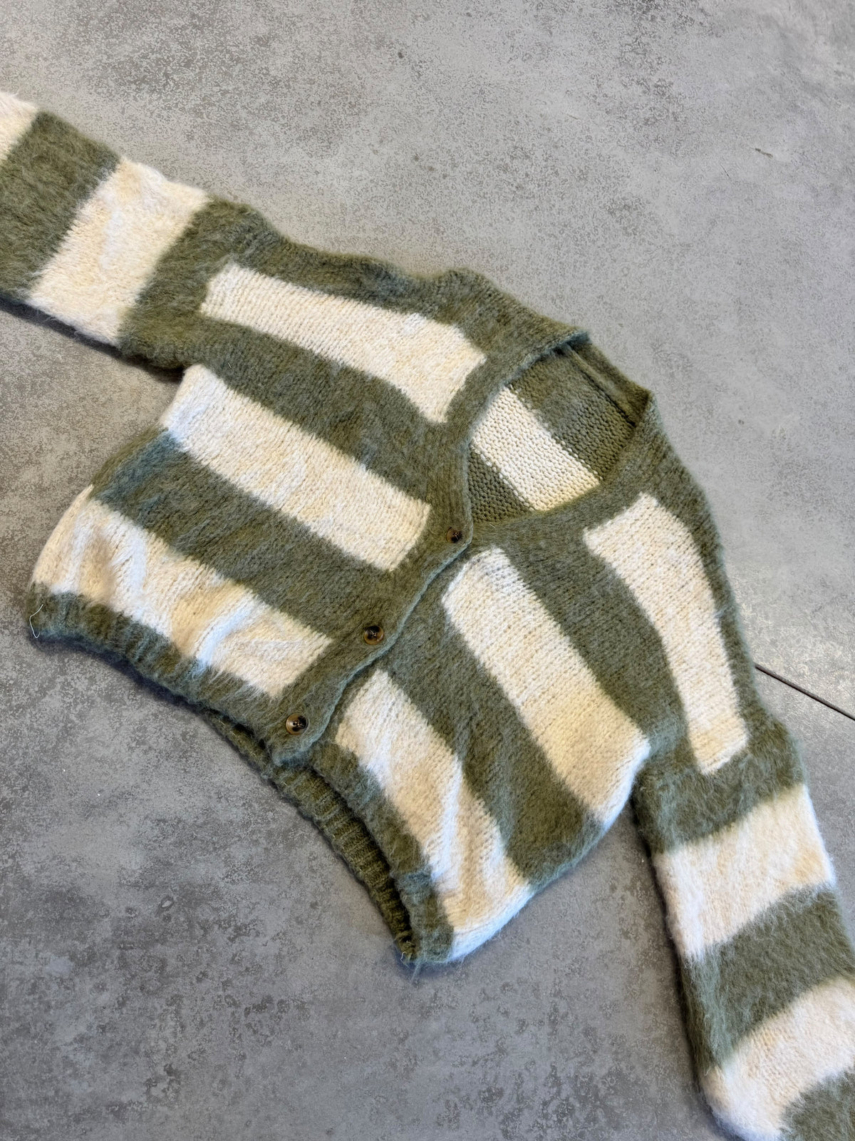 Flauschige Strickjacke mit Knopfleiste khaki/creme