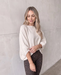 Feinstrickpullover im Fledermausschnitt mit weiten Ärmeln creme