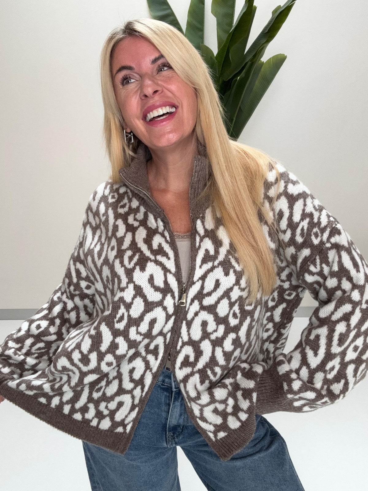 Zipper Strickjacke im angesagten Leo Muster taupe/creme