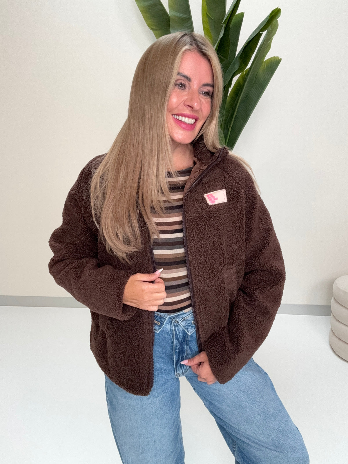 Kuschel Jacke mit Reißverschluss & Patch BE THE REASON FOR SMILES TODAY dark chocolate