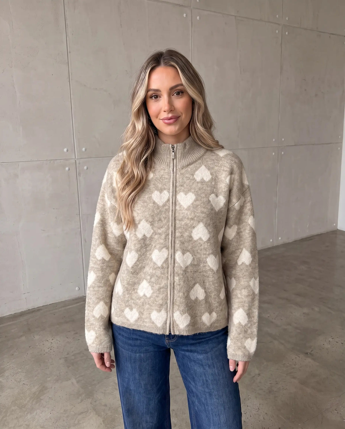 Zipper Strickjacke mit Herzchen beige/weiß