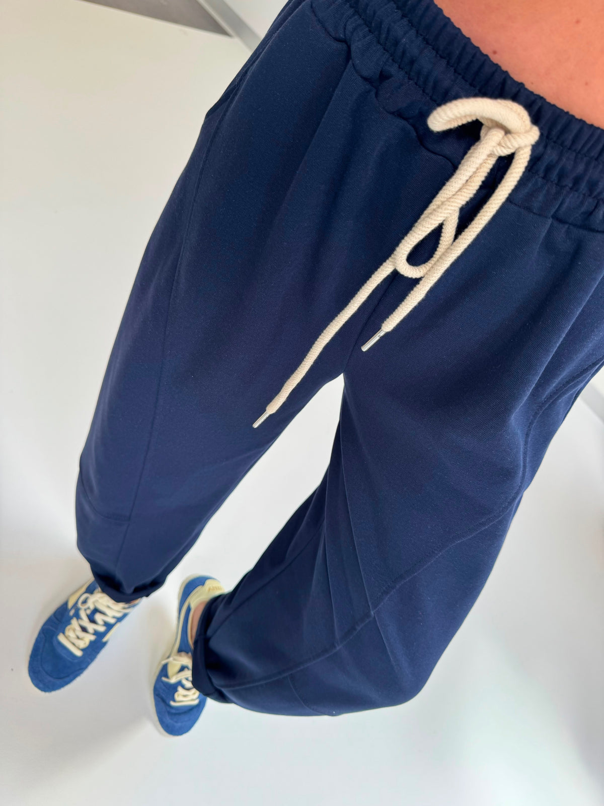 Stylische Barrel Hose COZY MYSTIQUE mitternachtsblau mit Tunnelzug