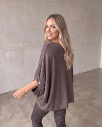 Feinstrickpullover im Fledermausschnitt mit weiten Ärmeln braun