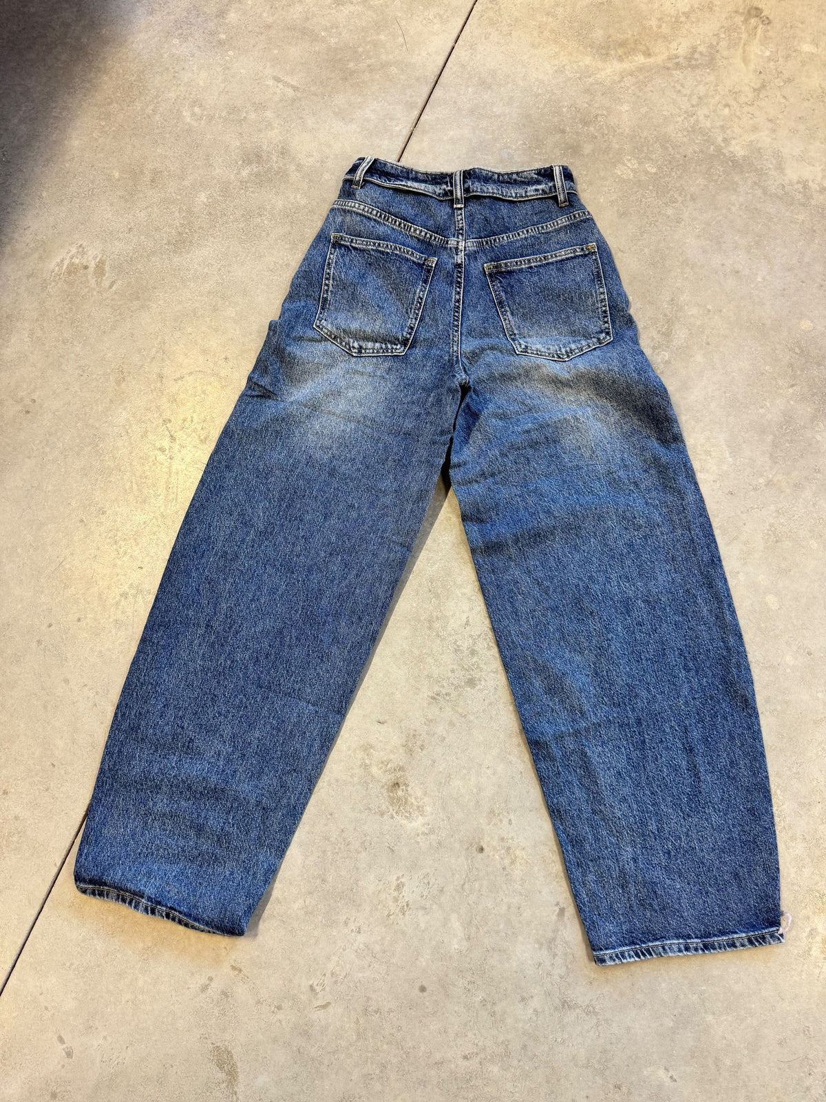 Ballon/Barrel Jeans mit umgeklapptem Fashion Bund light washed details