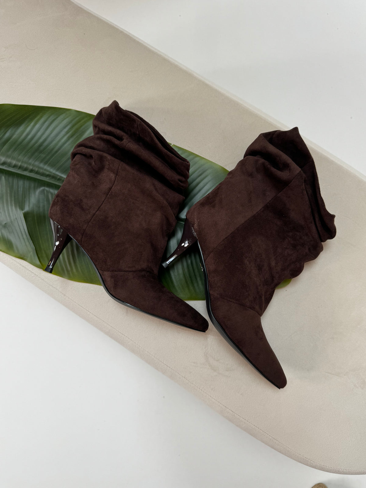 Velours Stiefelette mit kurzem Schafft dark chocolate