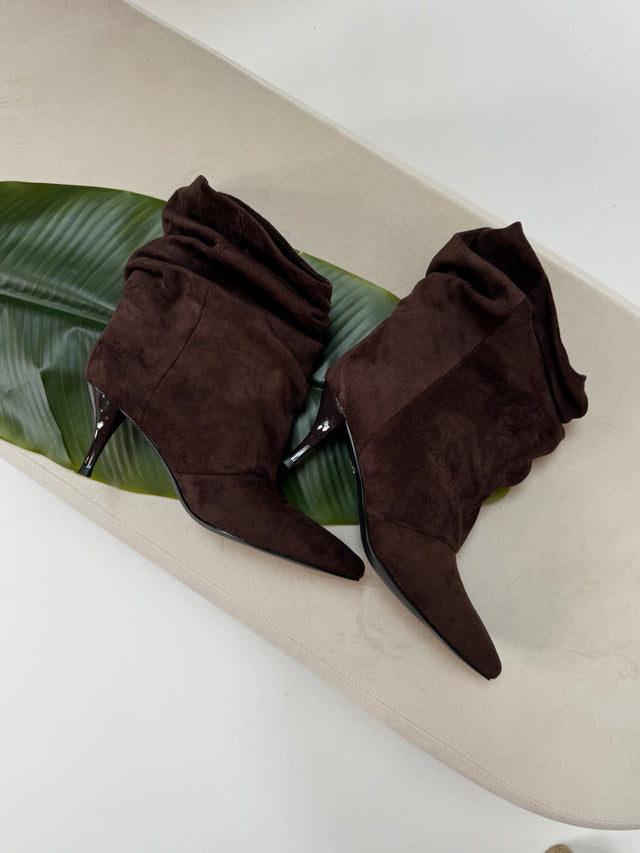 Velours Stiefelette mit kurzem Schafft dark chocolate