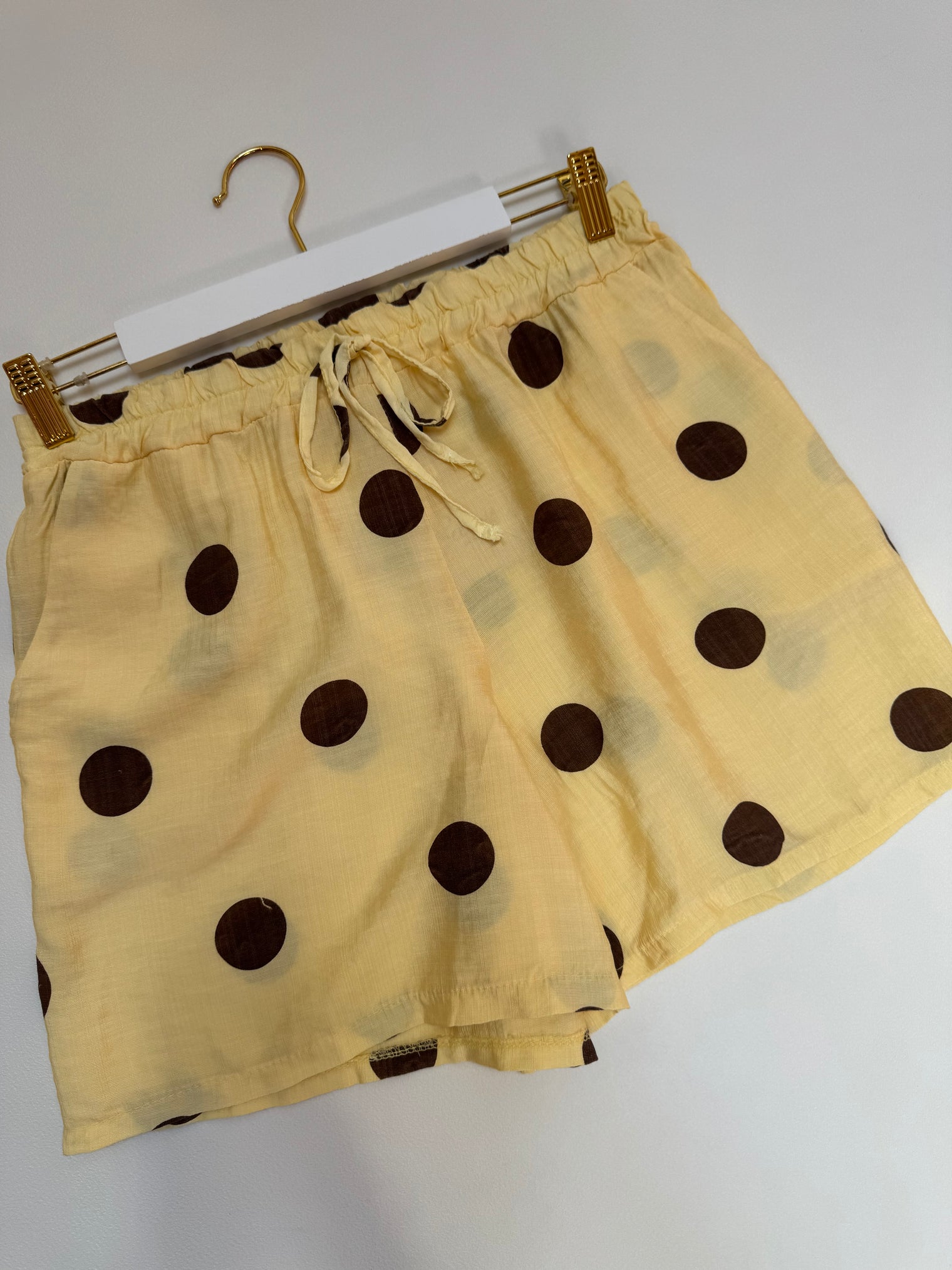 Leichte Sommer Shorts buttermilk lemon BIG POLKA DOTS coffee